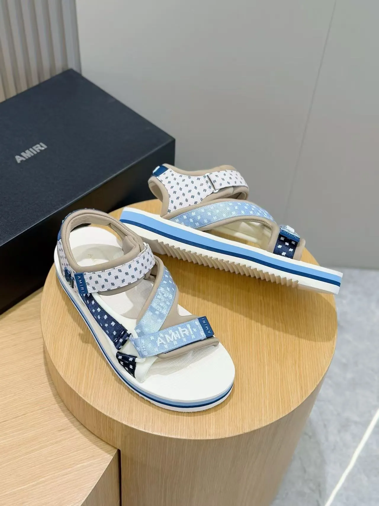 [AMIRI*AMIRI] P:500💰 Size: 39-45 Official website new original version 1:1 AMIRI*AMIRI classic men's sandals, high-end boutique, original material, TPU foam bottom, fine workmanship, casual, loose and comfortable, a must-have in summer.